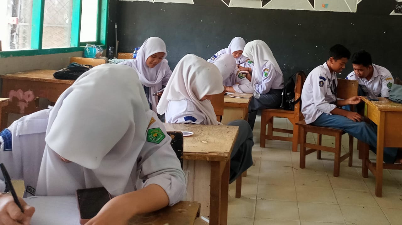Siswa Kelas XI A Menindaklanjuti Arahan Wali Kelas