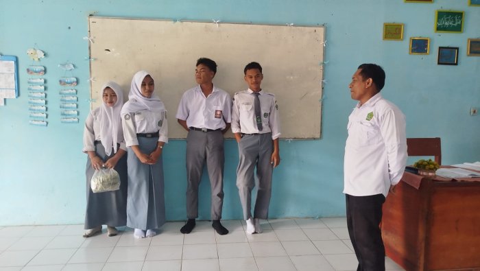 Siswa Kelas XI E, MAN 1 Muaro Jambi Olah Bayam Jadi Keripik Kreatif