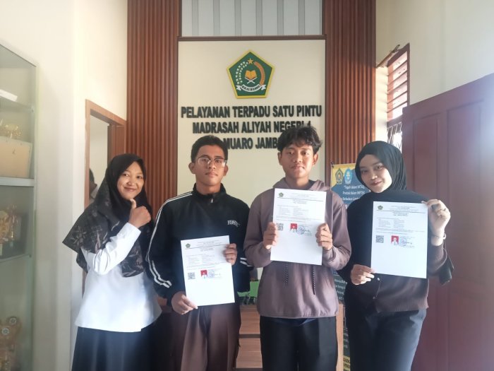 Alumni MAN 1 Muaro Jambi Mulai Mengambil SKL di PTSP Alumni MAN 1 Muaro Jambi Mulai Mengambil SKL di PTSP