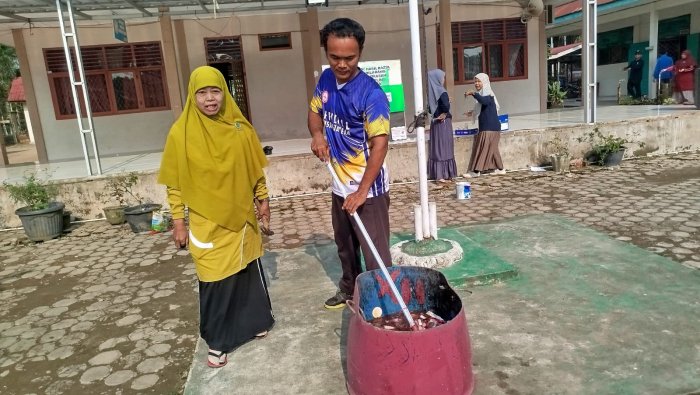 Madrasah Tegas! Barang Terlarang Dimusnahkan di Hadapan Siswa dan Wali