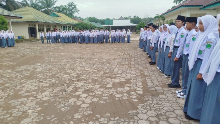 Siswa XII B Tampilkan Upacara Penuh Disiplin dan Kekhidmatan