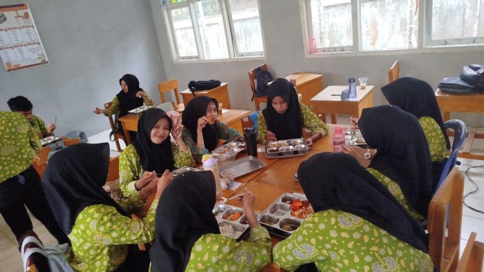 Menu Buah Anggur Warnai Program MBG di MAN 1 Muaro Jambi