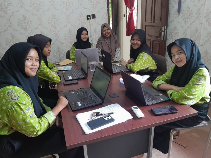 Identitas Resmi Siswa Mulai Dibagikan, MAN 1 Muaro Jambi Serahkan Kartu Pelajar Kelas X Identitas Resmi Siswa Mulai Dibagikan, MAN 1 Muaro Jambi Serahkan Kartu Pelajar Kelas X