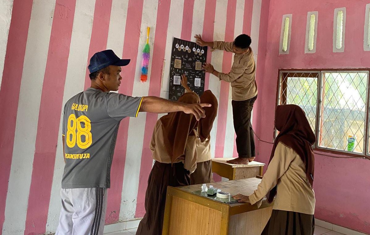 Wali kelas XC Pantau Langsung Pemasangan Perangkat Kelas Wali kelas XC Pantau Langsung Pemasangan Perangkat Kelas