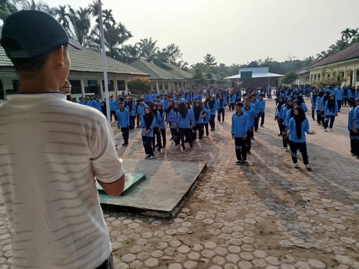 Pembina OSIM Tekankan Disiplin Waktu Jelang Upacara di MAN 1 Muaro Jambi