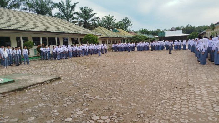 Siswa XII C Tunjukkan Totalitas sebagai Petugas Upacara di MAN 1 Muaro Jambi