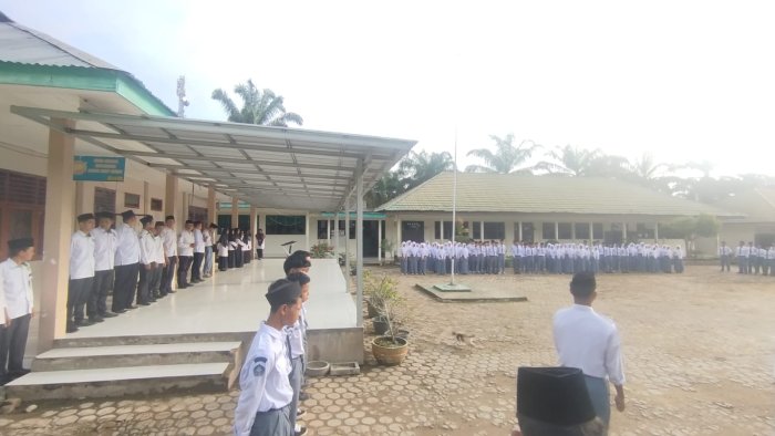 Upacara Khidmat, Siswa XI D Tunjukkan Kekompakan dan Tanggung Jawab Upacara Khidmat, Siswa XI D Tunjukkan Kekompakan dan Tanggung Jawab